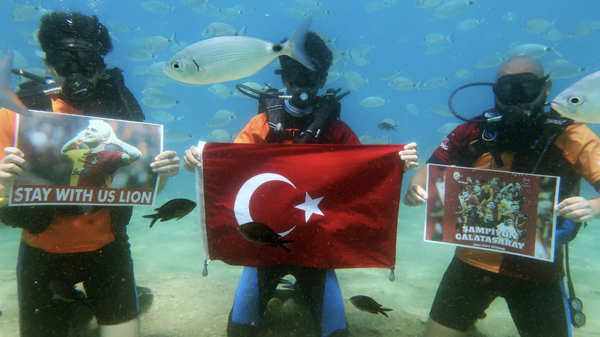Taraftarlardan Icardi'ye denizin dibinden çağrı: 'Bizimle kal aslan' - Sputnik Türkiye