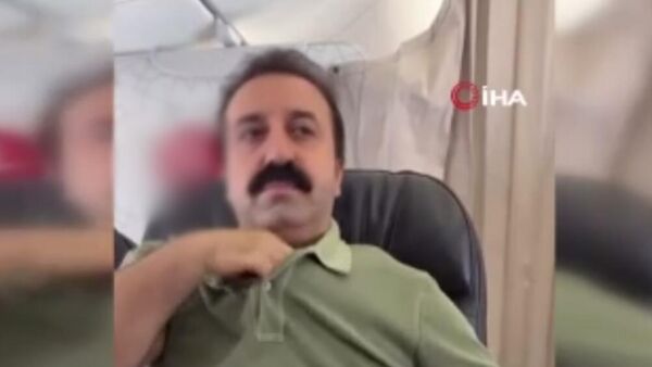 Uçakta göğsünden şırdan çıkartıp yiyen fenomen Mehmet Sur - Sputnik Türkiye
