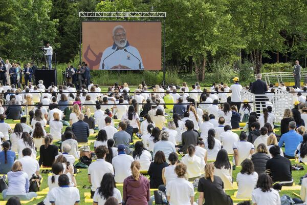 BM&#x27;nin kuzey bahçesindeki yoga etkinliğini yöneten Modi, suikasta kurban giden Hindistan bağımsızlık lideri Mahatma Gandhi&#x27;nin heykelinin önünde eğilerek, yoganın her yaş, her inanç ve her kültürden insanlar için erişilebilir ve portatif bir egzersiz olduğunu söyledi. - Sputnik Türkiye