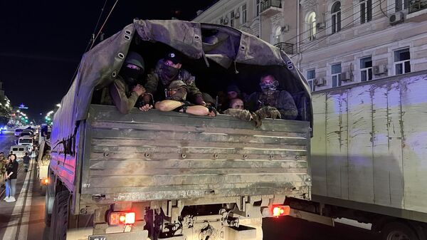  Wagner güçleri, cuma gecesi girdikleri Rostov-na-Donu kentini terk ediyor. - Sputnik Türkiye