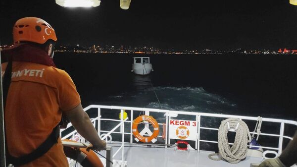 Ahırkapı açıklarında makine arızası nedeniyle sürüklenen ve içinde 3 kişi bulunan tekne kurtarıldı. - Sputnik Türkiye