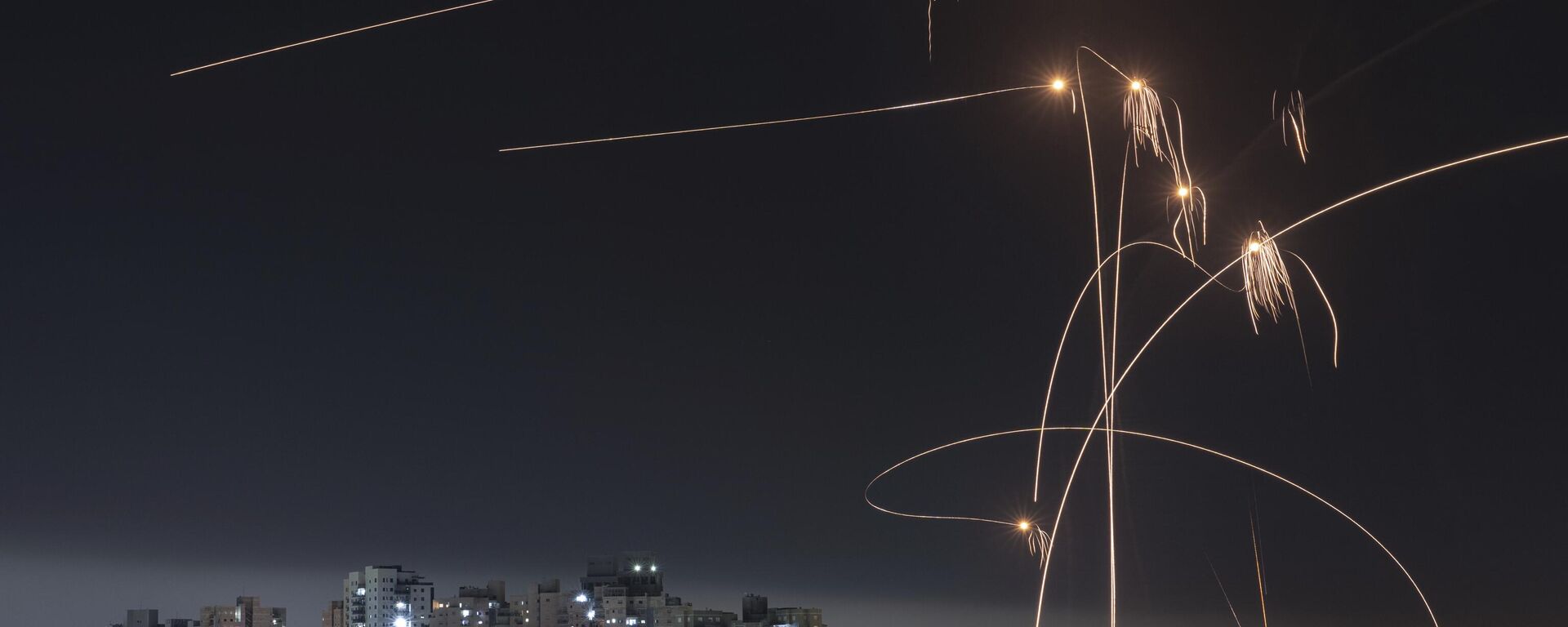 İsrail'in güneyindeki Aşkelon kentinde Demir Kubbe füze savunma sistemi, Gazze'den atılan roketlerin bir kısmını havada imha ederken - Sputnik Türkiye, 1920, 19.10.2023