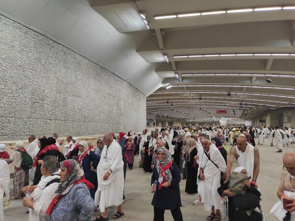 Çok sayıda Müslüman, şeytan taşlamanın ardından uzun bir yürüyüşle ulaştıkları Kabe&#x27;de ziyaret tavafı ve sa&#x27;yi gerçekleştirerek tıraş olduktan sonra ihramdan çıktı. - Sputnik Türkiye