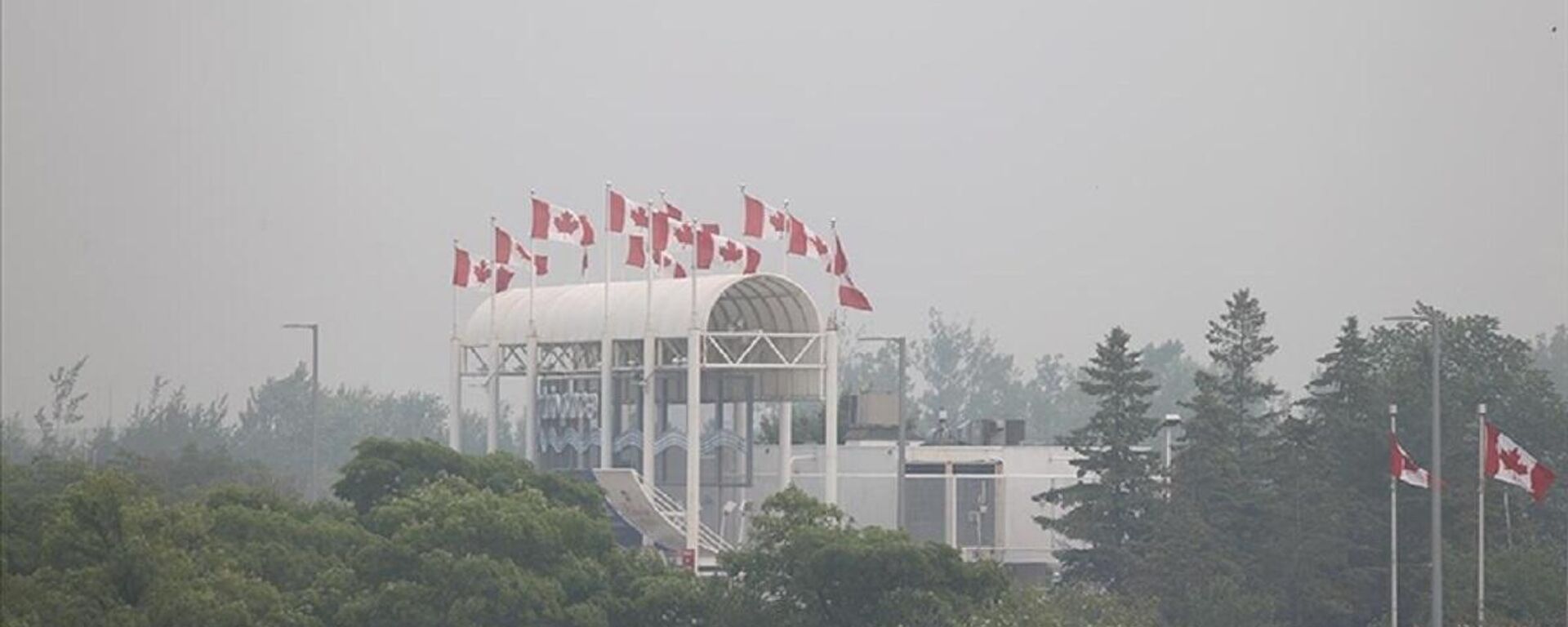 Kanada’da süren orman yangınları nedeniyle ülkenin en büyük metropolü Toronto, dünyanın en kirli havasına sahip şehirler arasına girdi. - Sputnik Türkiye, 1920, 29.06.2023