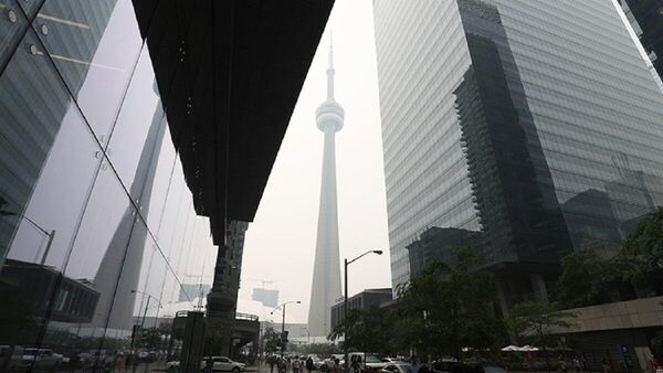 Merkezi İsviçre’de bulunan hava kalitesi takipçisi IQAir'in verilerine göre, çıkan orman yangınları sonrası etkili olan duman nedeniyle Toronto'nun hava kalitesi de düştü. - Sputnik Türkiye