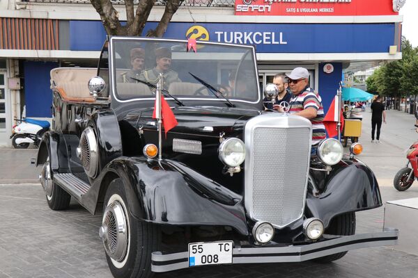 Atatürk'ün makam aracının replikasını yaptı, şehir şehir geziyor - Sputnik Türkiye