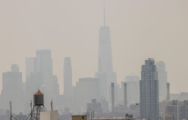 Merkezi İsviçre&#x27;de bulunan hava kalitesi takipçisi IQAir&#x27;in verilerine göre, çıkan orman yangınları sonrası etkili olan duman nedeniyle Toronto&#x27;nun hava kalitesi de düşmüştü. - Sputnik Türkiye