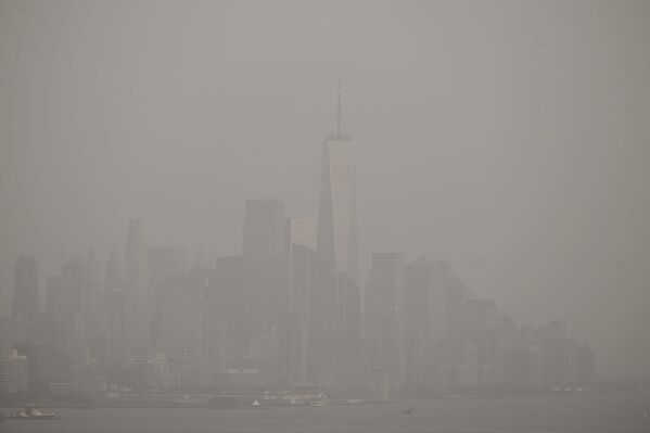 Kanada&#x27;da aylardır süren orman yangınlarının dumanları ABD&#x27;yi de etkiliyor. Duman, ABD&#x27;nin büyük bölümü etkisi altına alırken, New York yine duman altında kaldı. - Sputnik Türkiye