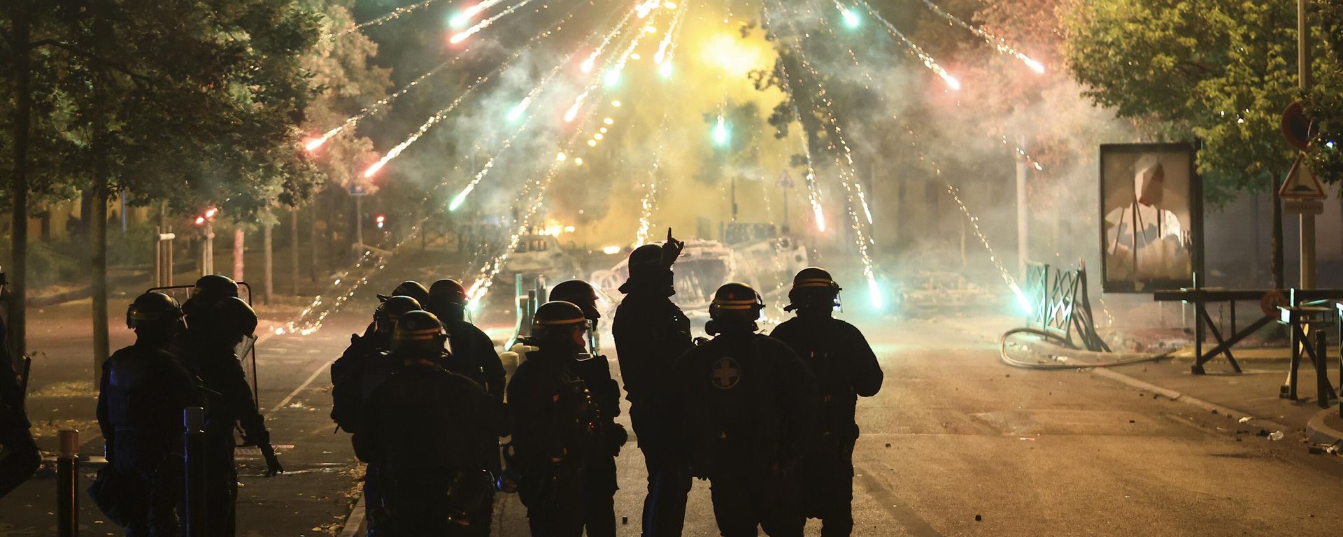 Fransa'da 27 Haziran'da Paris'in Nanterre banliyösünde Nael M. isimli 17 yaşındaki gencin trafik kontrolü sırasında polis kurşunuyla öldürülmesinin ardından başlayan gösteriler gece boyu devam etti. Protestolarda gözaltı sayısı 660'ı geçti. - Sputnik Türkiye, 1920, 30.09.2026