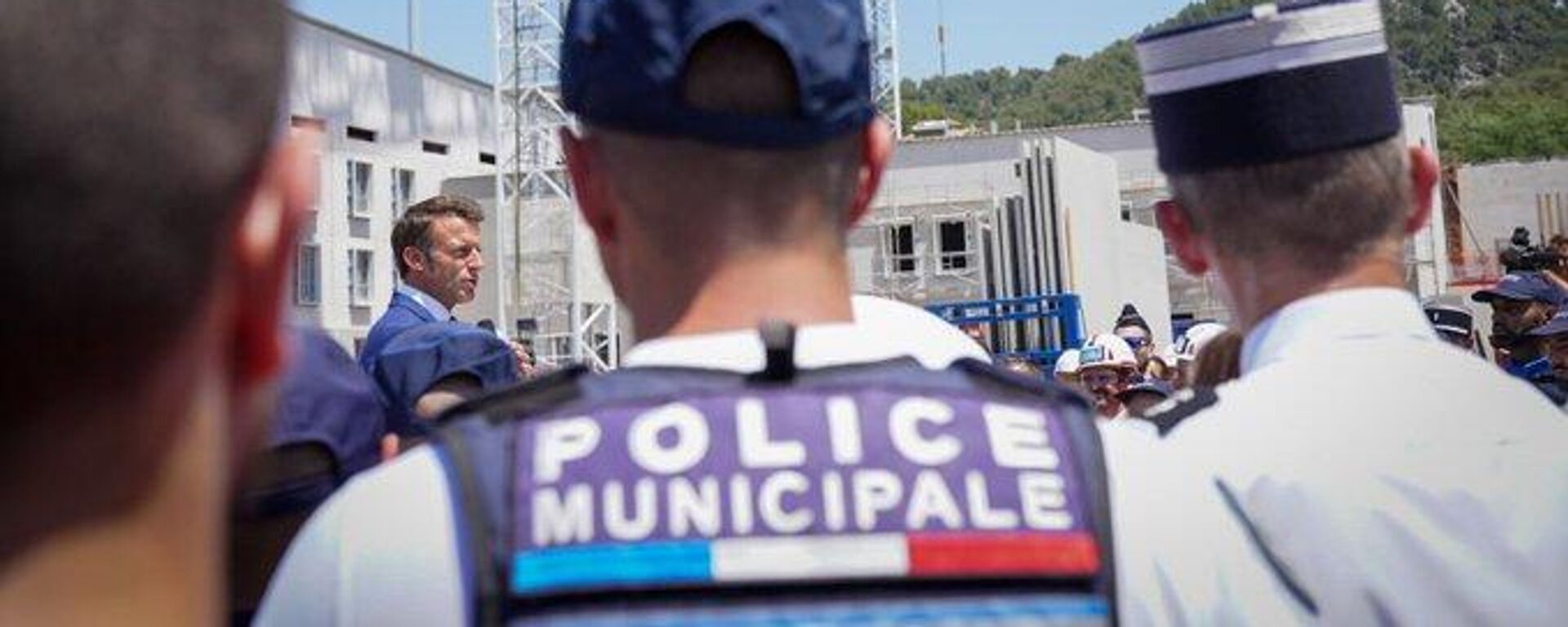 Marsilya'daki bir etkinlikte konuşan  Fransa Cumhurbaşkanı Emmanuel Macron'u dinleyen polisler - Sputnik Türkiye, 1920, 30.06.2023