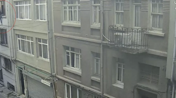 Ev sahibi ile karşılaşan hırsız 3. katın penceresinden aşağı indi: 'Örümcek adam yanında halt etmiş' - Sputnik Türkiye