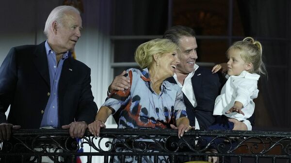 Beyaz Saray'da 4 Temmuz ABD Bağımsızlık Günü için düzenlenen havaifişek gösterisini balkondan izleyen Başkan Joe Biden, first lady Jill Biden, Başkan'ın oğlu Hunter Biden ile kucağındaki oğlu Beau Biden (04.07.2023) - Sputnik Türkiye