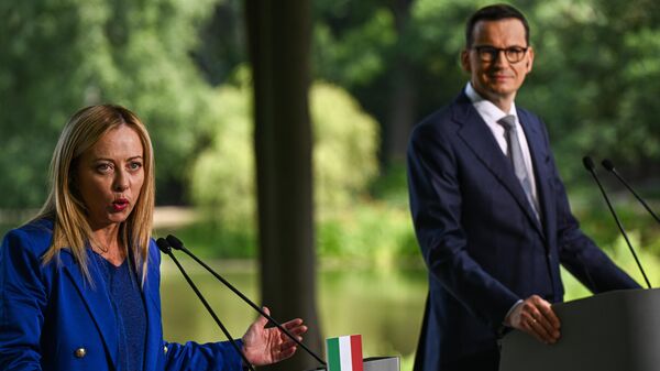 İtalya Başbakanı Giorgia Meloni (solda), resmi ziyarette bulunduğu Polonya'nın başkenti Varşova'da Polonyalı mevkidaşı Mateusz Morawiecki (sağda) ile basın toplantısı düzenlendi - Sputnik Türkiye