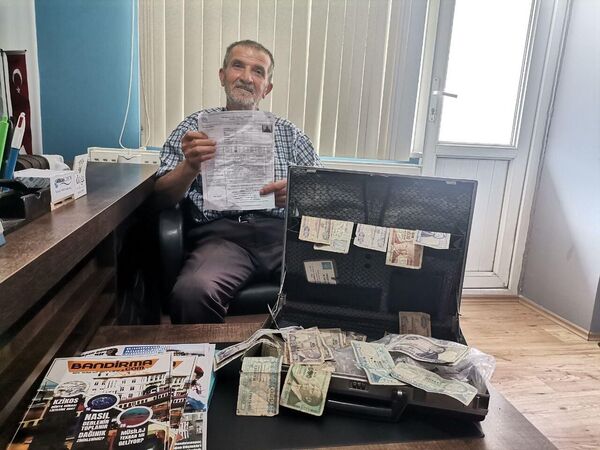 
350 bin lira biriktirmişti, paralarının tedavülden kalktığını öğrendi
 - Sputnik Türkiye