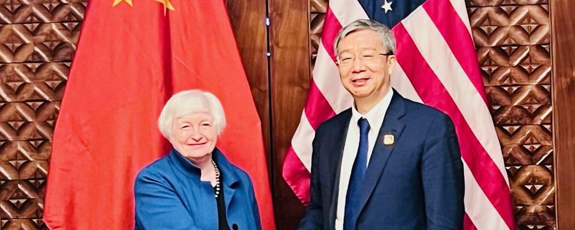  ABD Hazine Bakanı Janet Yellen, Kasım 2022'deki G20 toplantısında Çin Merkez Bankası Başkanı Yi Gang ile görüşürken - Sputnik Türkiye, 1920, 06.07.2023