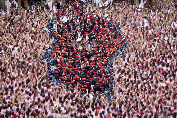 Festivalin resmi açılışını sembolize eden fişek bu yıl, geçen sezon La Liga&#x27;yı 7. sırada tamamlama başarısı gösteren Pamplona kentinin takımı Osasuna tarafından ateşlendi. - Sputnik Türkiye