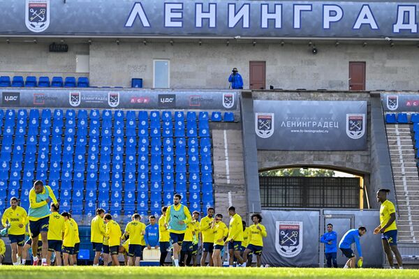 Petersburg&#x27;da antrenman saatinin &#x27;Beyaz Geceler&#x27; dönemine denk gelmesi ve bahar havası olması nedeniyle futbolcuların antrenmanda keyifli oldukları gözlendi. Bir bölümü basına açık olan antrenmanı, Rus basın mensupları da izledi. - Sputnik Türkiye