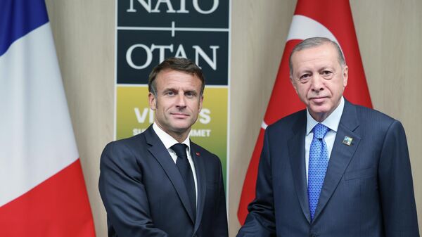 Cumhurbaşkanı Erdoğan, Litvanya'daki NATO Zirvesi kapsamında Fransa Cumhurbaşkanı Macron ile bir araya geldi. - Sputnik Türkiye