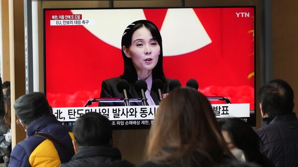 Güney Kore başkenti Seul'deki bir tren istasyonunu kullanan yolcular, dev ekranlardan haber yayını sırasında Kuzey Kore lideri Kim Jong-un'un kız kardeşi Kim Yo-jong'un görüntüsüne bakarken - Sputnik Türkiye