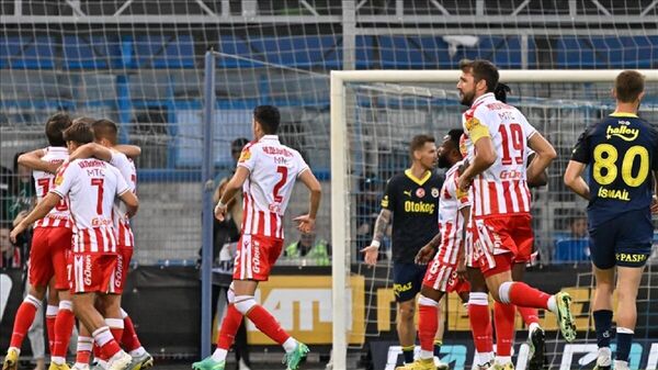 Yeni sezon hazırlıkları kapsamında Rusya'nın Saint Petersburg kentinde katıldığı Pari Premier Cup turnuvasındaki ikinci maçında Fenerbahçe, Sırbistan ekibi Kızılyıldız'a 3-1 mağlup oldu. - Sputnik Türkiye