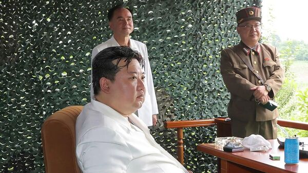 Kuzey Kore (KDHC) Devlet Başkanı Kim Jong Un, füze fırlatma etkinliği sırasında katlanabilir bir akıllı telefonla görüntülendi.  - Sputnik Türkiye