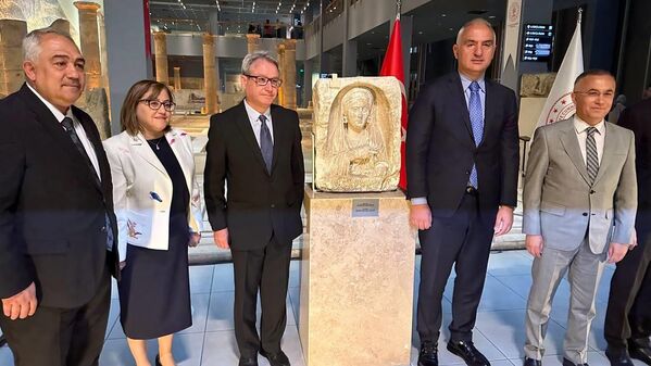 Zeugma kökenli mezar steli Türkiye'ye iade edildi - Sputnik Türkiye