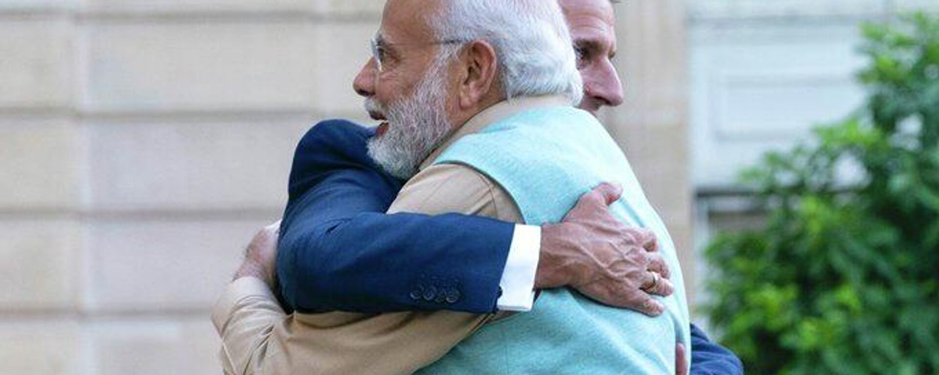 Fransa Cumhurbaşkanı Emmanuel Macron, Elysee Sarayı'nda Hindistan Başbakanı Narendra Modi'yi kucaklayarak karşıladı. - Sputnik Türkiye, 1920, 14.07.2023