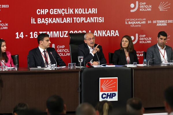 Cumhuriyet Halk Partisi Genel Başkanı Kemal Kılıçdaroğlu, CHP Gençlik Kolları İl Başkanları Toplantısı için Ankara’da bulunan Gençlik Kolları İl Başkanları ile CHP Genel Merkezi’nde düzenlenen toplantıda bir araya geldi. ( - Sputnik Türkiye
