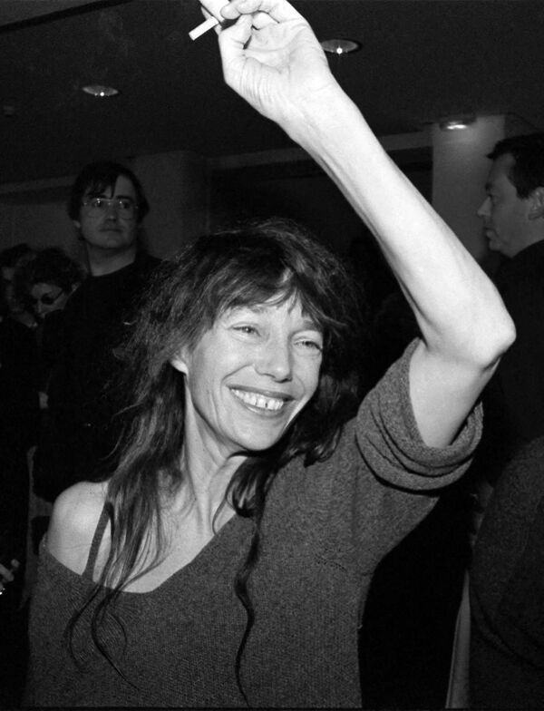 Partneri Serge Gainsbourg ile birlikte söyledikleri &#x27;Je t&#x27;aime... moi non plus&#x27; şarkısı ile 1970&#x27;lerde ün kazanan Jane Birkin, Paris&#x27;teki evinde hizmetçisi tarafından ölü bulundu.   - Sputnik Türkiye