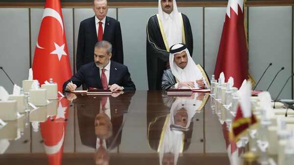 Türkiye ile Katar arasında diplomatik ilişkilerin kurulmasının 50'nci yıldönümü münasebetiyle ortak bildiri imzalandı. - Sputnik Türkiye