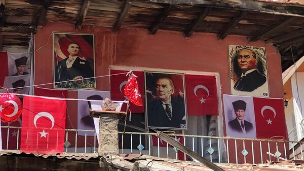 Türk bayrakları ve Atatürk posterleriyle donattığı evi ilgi odağı oldu - Sputnik Türkiye