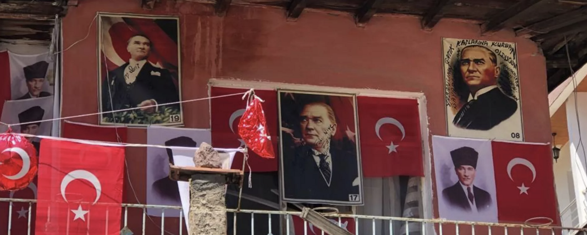 Türk bayrakları ve Atatürk posterleriyle donattığı evi ilgi odağı oldu - Sputnik Türkiye, 1920, 19.07.2023