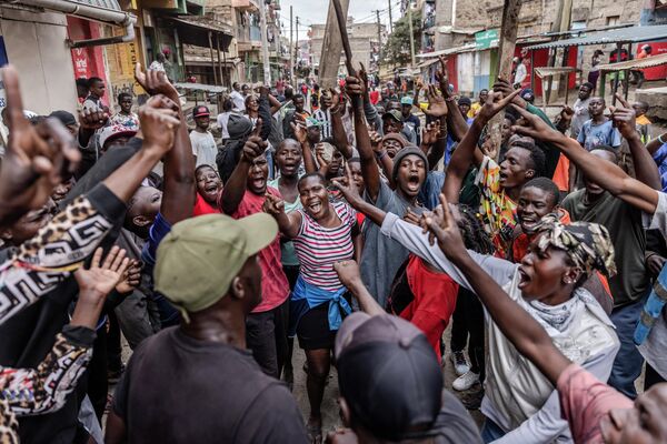 Kisumu&#x27;da bir pazar yerinde yangın çıktı, Nairobi&#x27;de duyulan silah sesleri paniğe yol açtı.  Öte yandan, Azimio lideri Raila Odinga protestoların yarın sabah devam edeceğini açıkladı. - Sputnik Türkiye