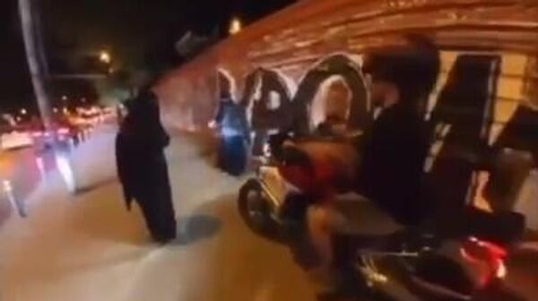 İstanbul'da kaldırımda yürüyen iki çarşaflı kadını korkutan motosiklet sürücüsü kadınların üzerine motosikletini sürdü. O anlar kameraya yansıdı. - Sputnik Türkiye
