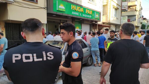 Adana HÜDA-PAR İl Başkanı Salih Demir parti binası önünde bıçaklandı. - Sputnik Türkiye