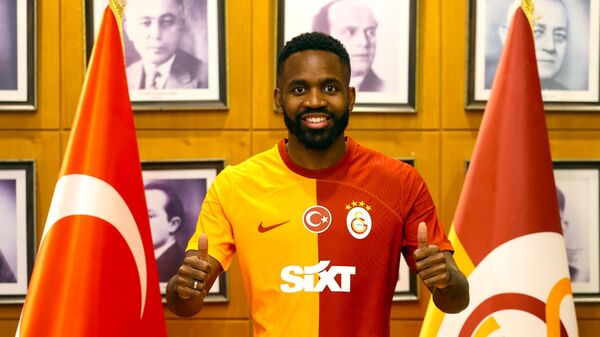Galatasaray, Cedric Bakambu ile 2 yıllık sözleşme imzalandığını açıkladı. Sarı-kırmızılılar 700 bin euro bonservis bedeli ödeyecek. - Sputnik Türkiye
