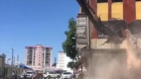 Elbistan'daki depremde, yıkım ekiplerinin çalışma yaptığı ağır hasarlı bina çöktü - Sputnik Türkiye