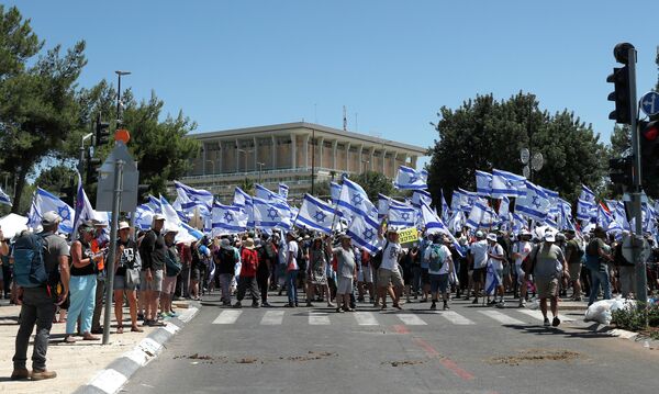 Gösterilere katılan İsrail Adalet Bakanı Yariv Levin, bugün milletvekillerine sunulacak yasa tasarısının halihazırda değişikliklerden geçtiğini ancak koalisyonun hala anlaşmaya açık olduğunu belirtti. - Sputnik Türkiye