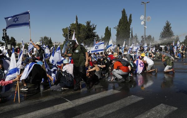 Başbakan Netanyahu ise geçirdiği kalp ameliyatı sonrası hastaneden taburcu edilirken kendisini harika hissettiğini ve bugün yapılacak olan oylamaya katılacağını söyledi. - Sputnik Türkiye