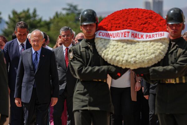 CHP Genel Başkanı Kemal Kılıçdaroğlu, Lozan Barış Antlaşması’nın 100’ncü yılı nedeniyle Anıtkabir’i ziyaret ederek Mustafa Kemal Atatürk’ün ve İsmet İnönü’ün kabirlerine çelenk bıraktı. - Sputnik Türkiye