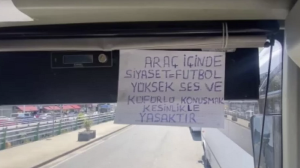 Amacı keyifli bir yolculuk: 'Bu otobüsün içinde siyaset, futbol ve küfürlü konuşmak yasaktır' - Sputnik Türkiye