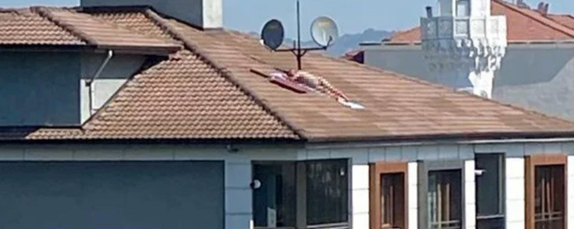 Çatıda çıplak güneşlenen vatandaşa polis sireniyle uyarı - Sputnik Türkiye, 1920, 25.07.2023