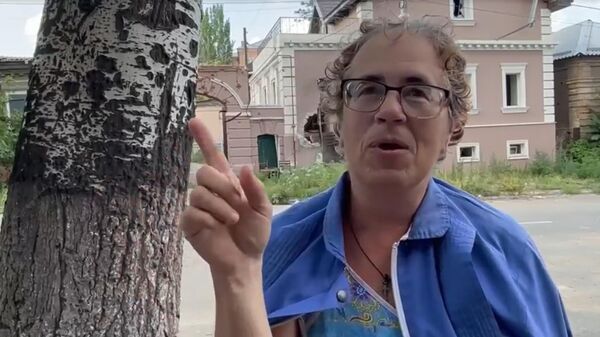 Mariupol kentinin sakinleri, Ukraynalı askerlerin ve (Rusya’da yasaklı terör örgütü) aşırı milliyetçi Azov Taburu militanlarının Rus birlikleri gelmeden önce kentin merkezini bombaladıklarını anlattı - Sputnik Türkiye