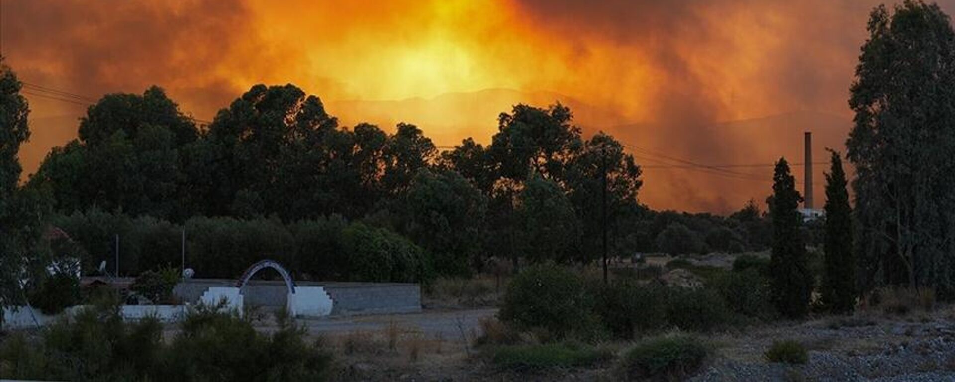 Yunanistan temmuz ortasından beri aşırı sıcak hava dalgasının tetiklediği orman yangınlarıyla kavruluyor. (2023)   - Sputnik Türkiye, 1920, 26.07.2023