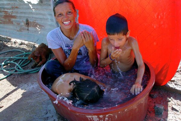 Meksika’da aşırı sıcaklar, ölüm haberlerini de beraberinde getiriyor. Meksika Sağlık Bakanlığı tarafından yapılan açıklamada, ülkede Mart ayından bu yana aşırı sıcaklar nedeniyle 249 kişi hayatını kaybetti. - Sputnik Türkiye