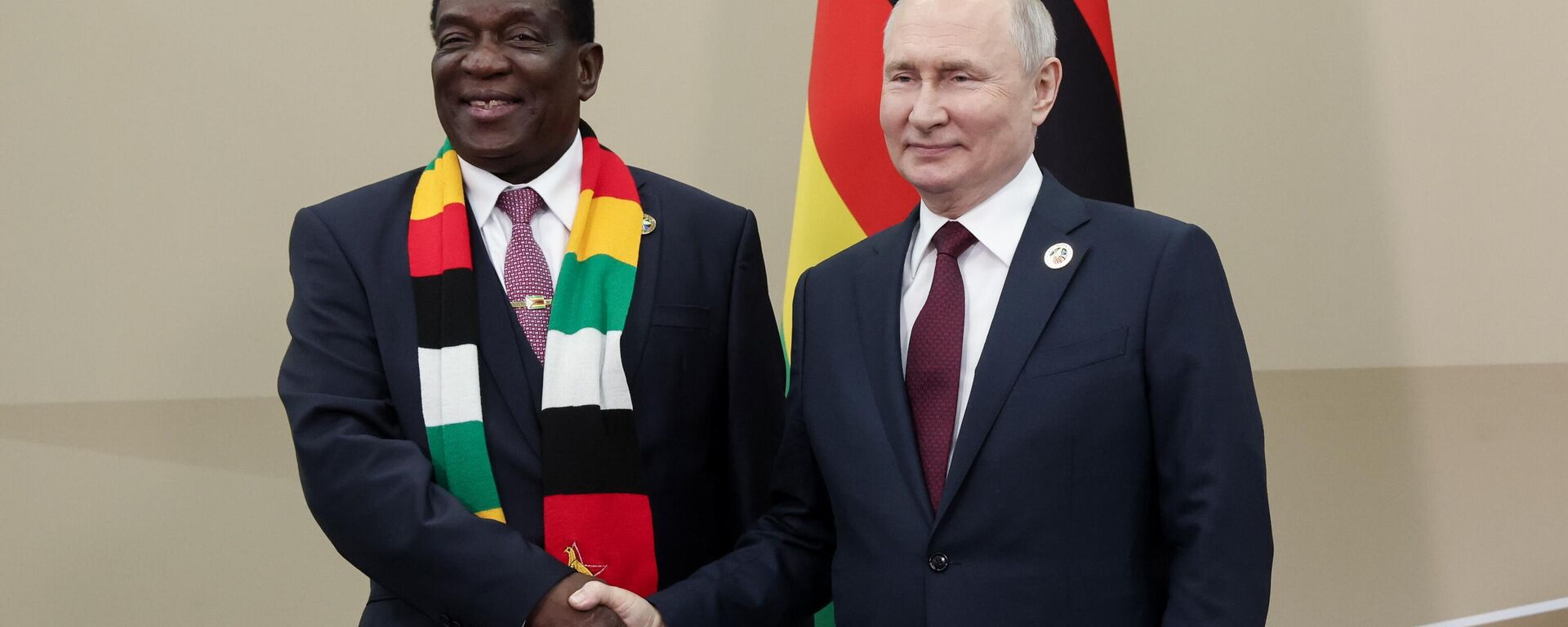 Rusya Devlet Başkanı Vladimir Putin ve  Zimbabwe lideri Emmerson Mnangagwa - Sputnik Türkiye, 1920, 10.05.2025