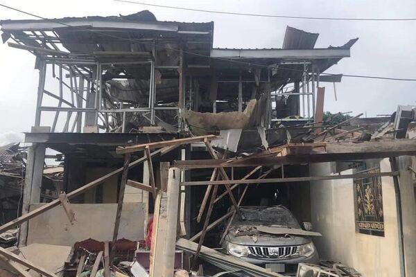Tayland’ın Narathiwat eyaletinde havai fişek deposunda patlama meydana geldi. Malezya sınırındaki Sungai Kolok kasabasında yerel saatle 15.00 sıralarında meydana gelen patlamada 9 kişinin hayatını kaybettiği, 115’den fazla kişinin ise yaralandığı belirtildi.  - Sputnik Türkiye