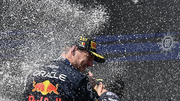 Şampiyona lideri Verstappen art arda 8. yarış birinciliğine ulaşırken, Red Bull aynı sezonda üst üste 12 yarış kazanan ilk Formula 1 takımı oldu. - Sputnik Türkiye