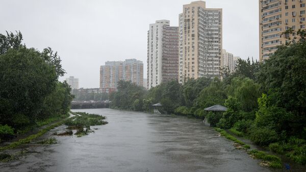 Çin’in kuzey kesiminde Doksuri Tayfunu’nun etkisiyle şiddetli yağışlar devam ederken başkent Pekin'in Mentougou bölgesindeki bir nehirde 2 kişinin cesedine ulaşıldı. - Sputnik Türkiye