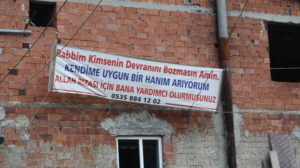 Evinin dışına pankart astı: 'Kendime uygun bir hanım arıyorum' - Sputnik Türkiye